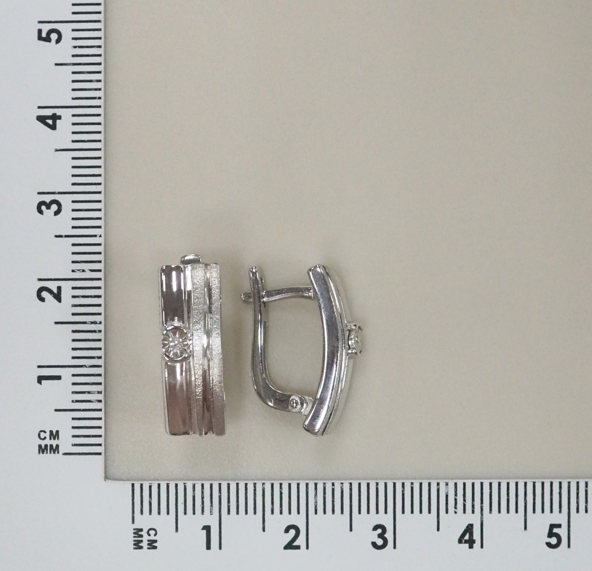 Серебряные серьги с бриллиантами